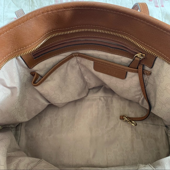 Jet Set Medium Saffiano Leather Top-Zip Tote Bag - Picture 9 of 16